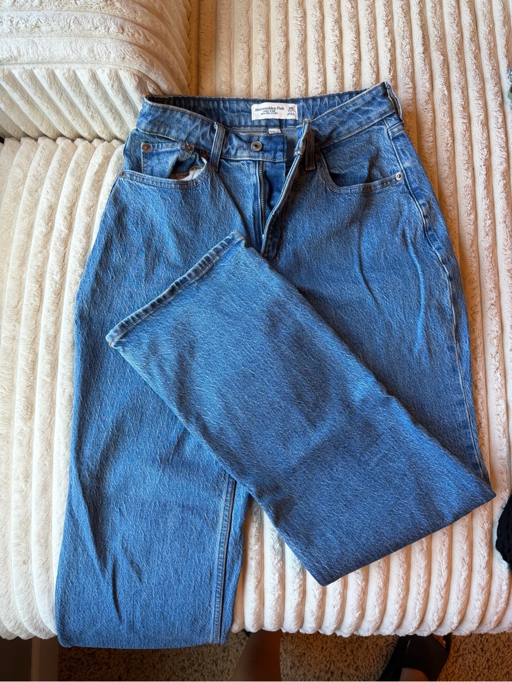 Abercrombie & Fitch Blue High-Rise Relaxed Denim Jeans NWOT